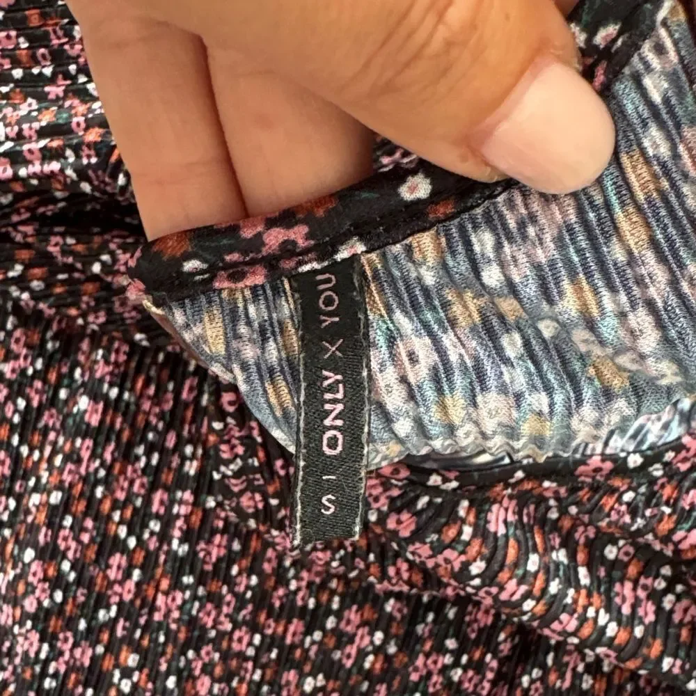 Chic Long Sleeve Floral Dress in Black and Pink - Picture 4 of 5
